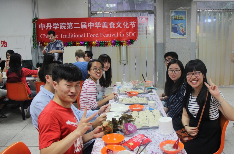 “自己动手，丰衣足食”：包饺子、包粽子