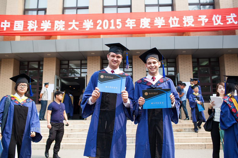 8.丹麦员工Steffen和David展示国科大学位证书（耿瑜阳 摄）.jpg